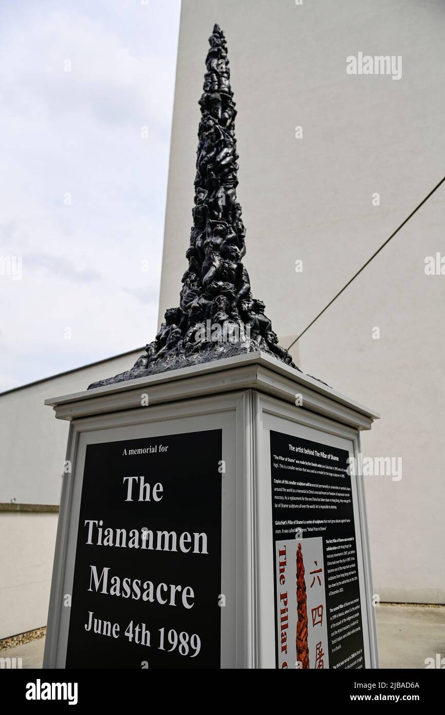 Am 4. Juni 2022 wurde im DOX Center of Contemporary Art in Prag die Statue „Säule der Schande“ des dänischen Künstlers Jens Galschiot enthüllt, um an das Massaker auf dem Platz des Himmlischen Friedens in Peking im Jahr 1989 zu erinnern. Aus Anlass des 33. Jahrestages der Veranstaltung und des dritten Jahrestages der prodemokratischen Bewegung in Hongkong. Die Statue zeigt verschränkte menschliche Körper, die unter Unterdrückung leiden. Der Autor Galschiot, der auch ein Performer und Menschenrechtsaktivist ist ist, sagte, einer der Gründe für seine Beteiligung sei die Energie der jungen Menschen in Hongkong, die ihn an die Entschlossenheit junger Chinesen im Alter von 33 Jahren erinnerte Stockfoto