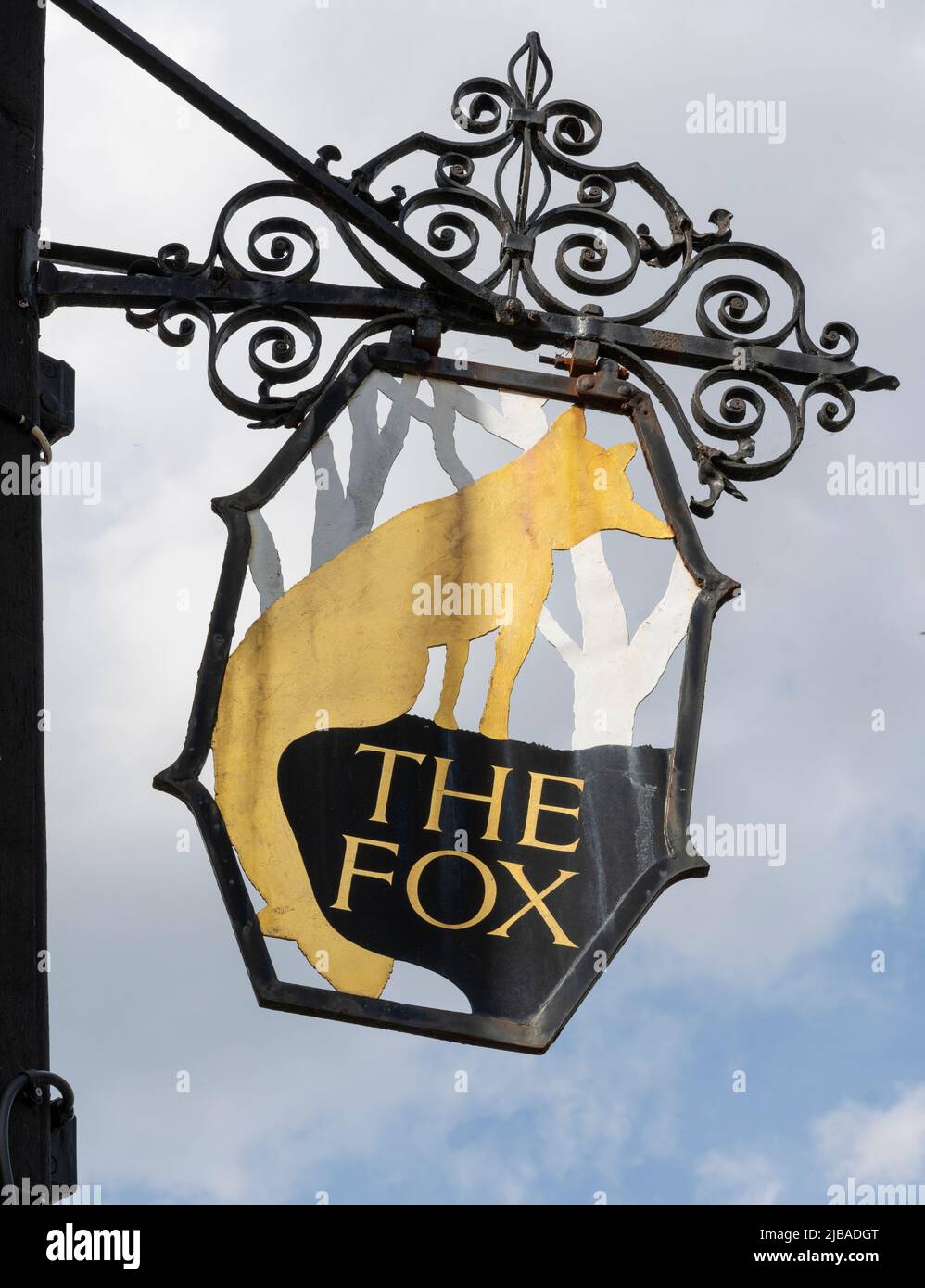 Traditionelles Hängeschild am Fox Inn, Eastgate Street. Bury Saint Edmunds, Suffolk, England, Großbritannien Stockfoto