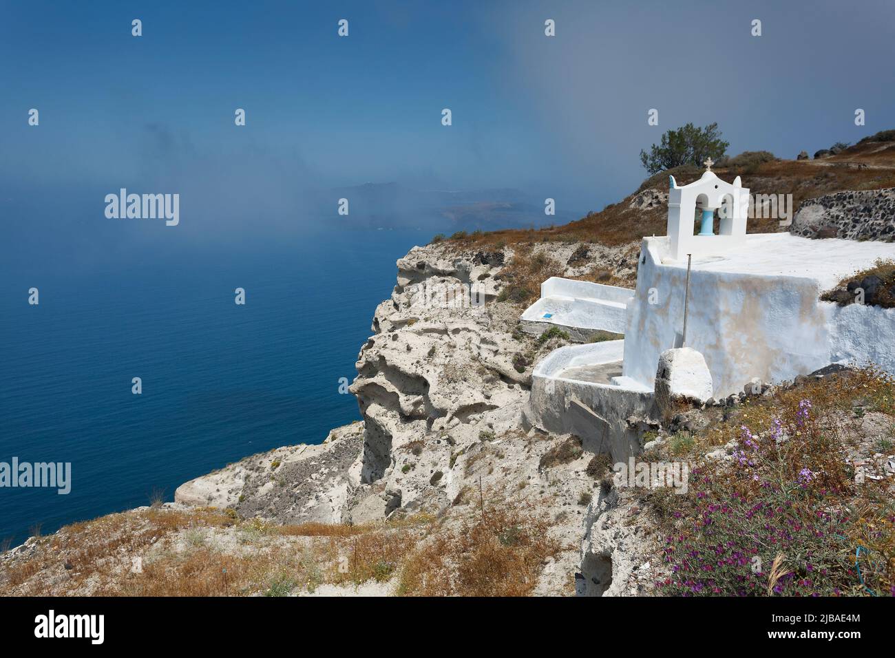 Kirche und Klippen in Akrotiri, Santorini Kykladen Inseln, Griechenland Stockfoto Kirche und Klippen in Akrotiri, Santorini Kykladen Inseln, Griechenland Stockfoto
