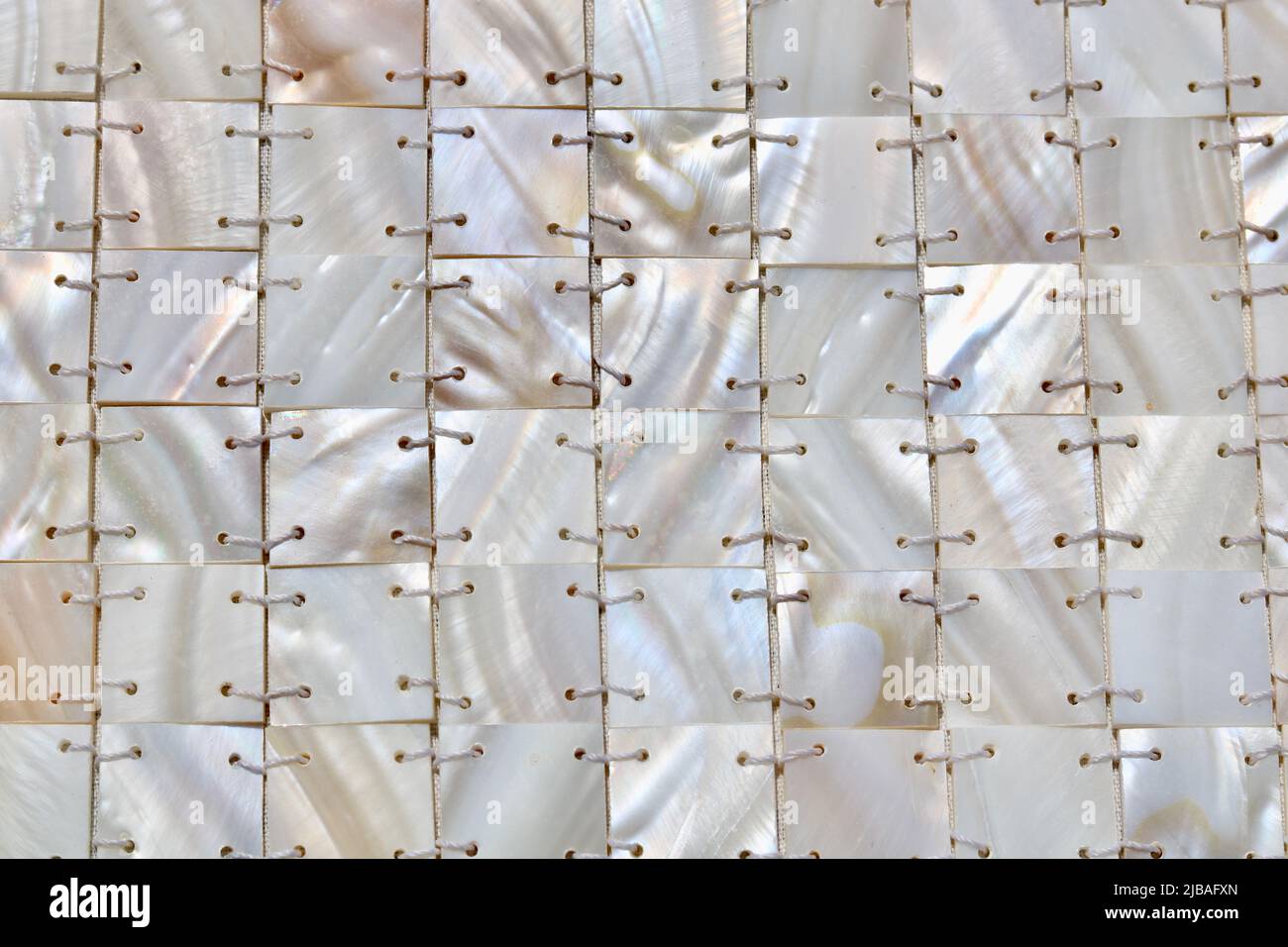 Vollrahmen Hintergrund von Perlmutt in quadratischem geometrischen Design genäht Stockfoto