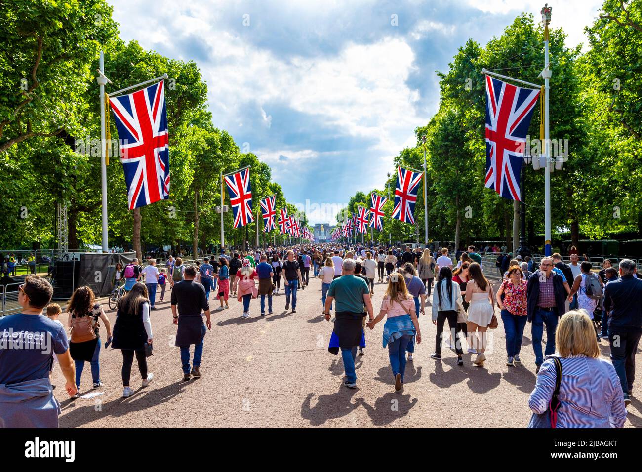 2. Juni 2022 - Menschenmassen, die während des Queen's Platinum Jubilee Weekends die Mall entlang laufen, London, Großbritannien Stockfoto