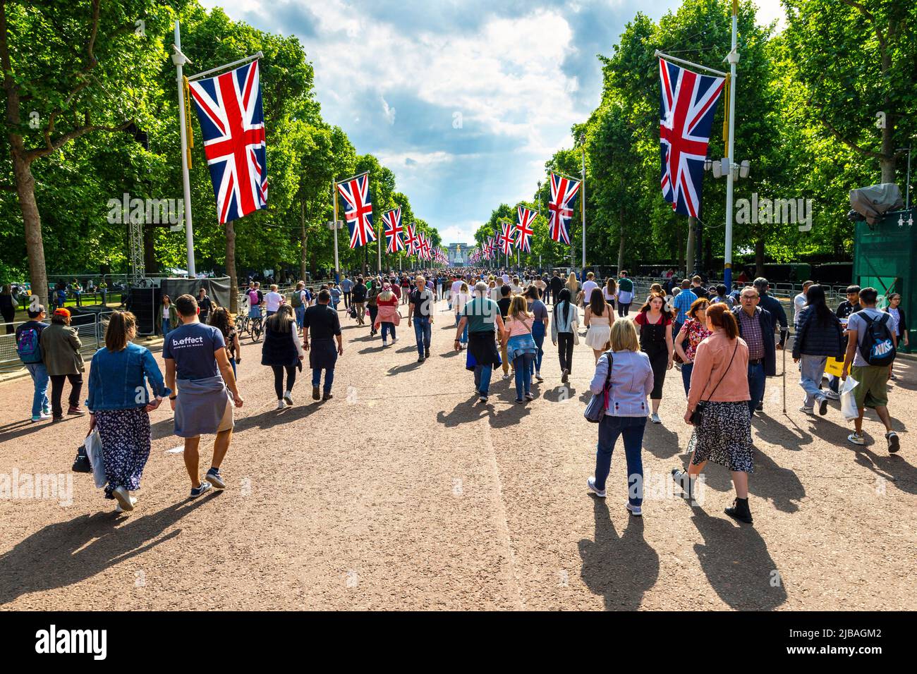 2. Juni 2022 - Menschenmassen, die während des Queen's Platinum Jubilee Weekends die Mall entlang laufen, London, Großbritannien Stockfoto