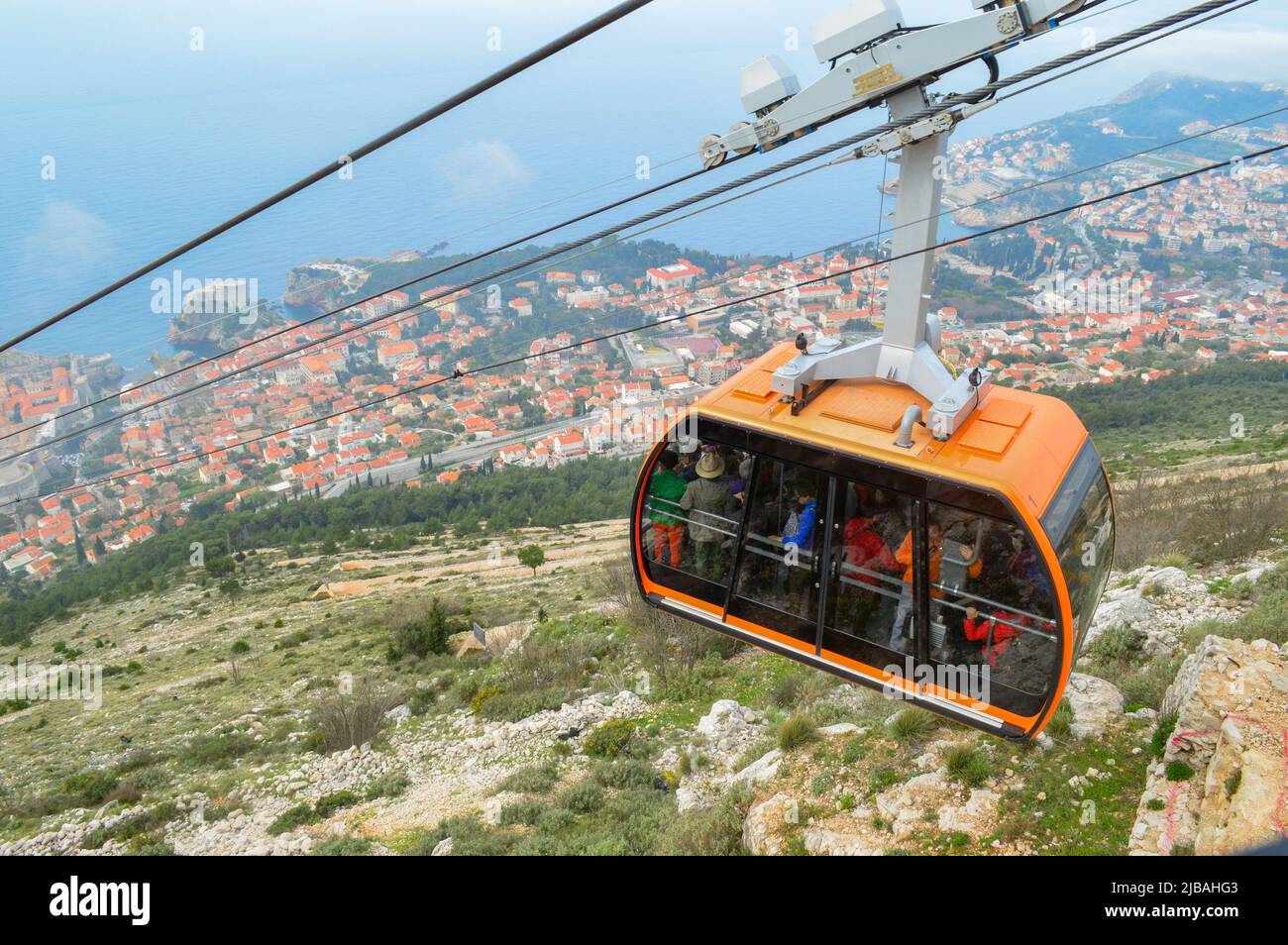 Seilbahn mit Menschen von oben gesehen Stockfoto