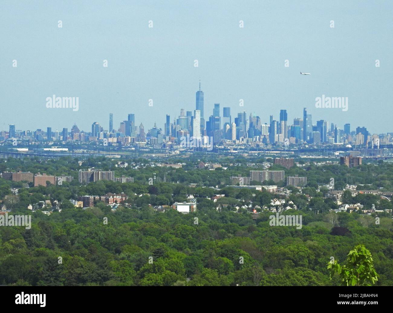 Blick auf die Skyline von New York City in Manhattan vom Eagle Rock Reservat in Montclair, NJ, mit einigen atmosphärischen Verzerrungen, die durch die Entfernung -01 verursacht werden Stockfoto