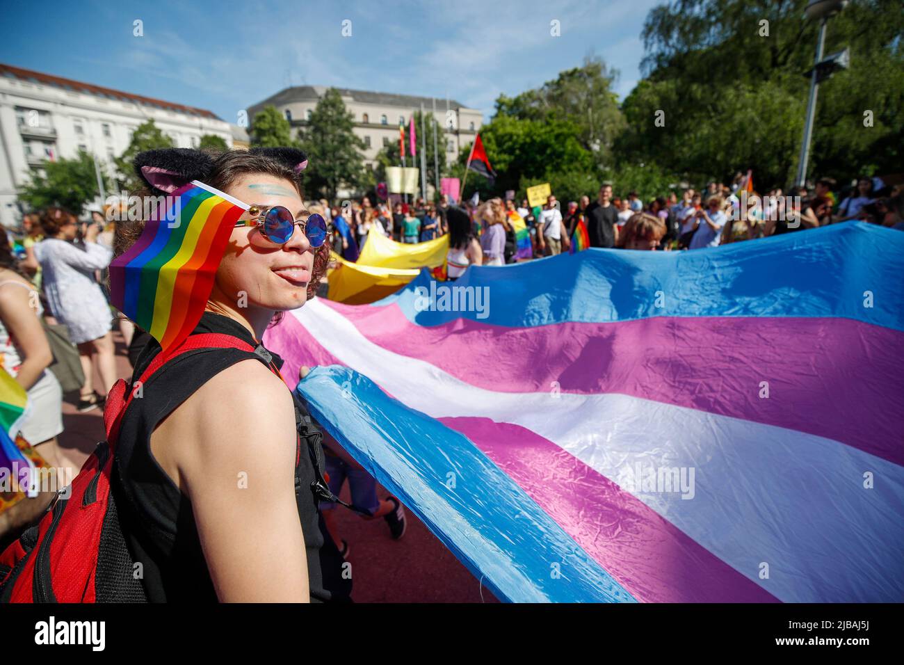 Unter dem ironischen Motto „Gib uns unsere vier Wände!“ halten die Teilnehmer am 4. Juni 2022 in Zagreb, Kroatien, eine riesige, regenbogenfarbene Fahne während des Zagreb Pride march 21. für Gleichheit. Foto: Slavko Midzor/PIXSELL Stockfoto
