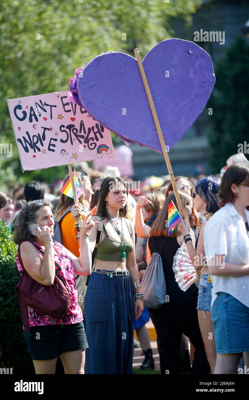 Die Teilnehmer nehmen am 4. Juni 2022 an dem Zagreb Pride march for Equality 21. unter dem ironischen Motto „Gib uns unsere vier Wände!“ in Zagreb, Kroatien, Teil. Foto: Slavko Midzor/PIXSELL Stockfoto