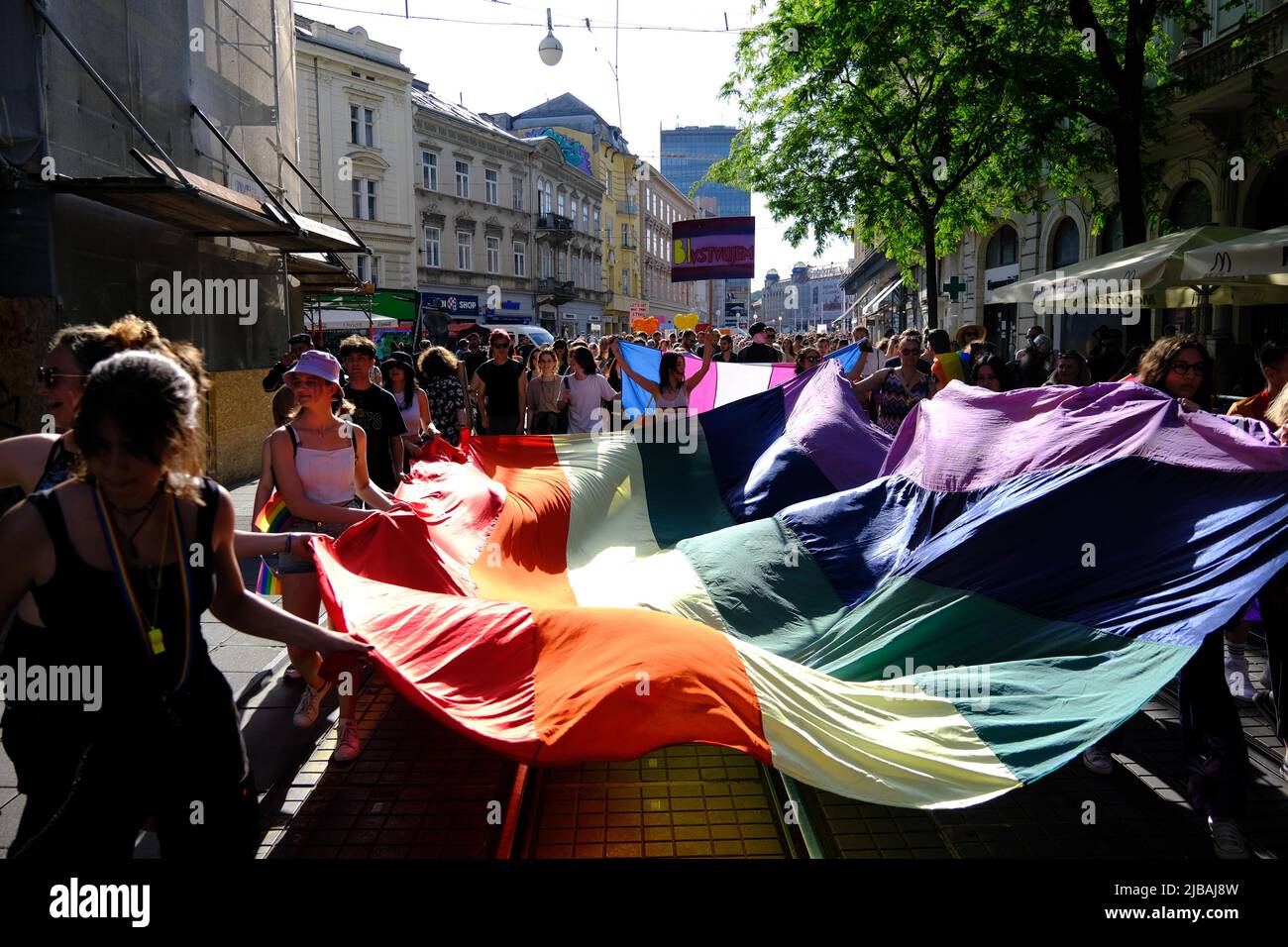 Unter dem ironischen Motto „Gib uns unsere vier Wände!“ halten die Teilnehmer am 4. Juni 2022 in Zagreb, Kroatien, eine riesige, regenbogenfarbene Fahne während des Zagreb Pride march 21. für Gleichheit. Foto: Slaven Branislav Babic/PIXSELL Stockfoto