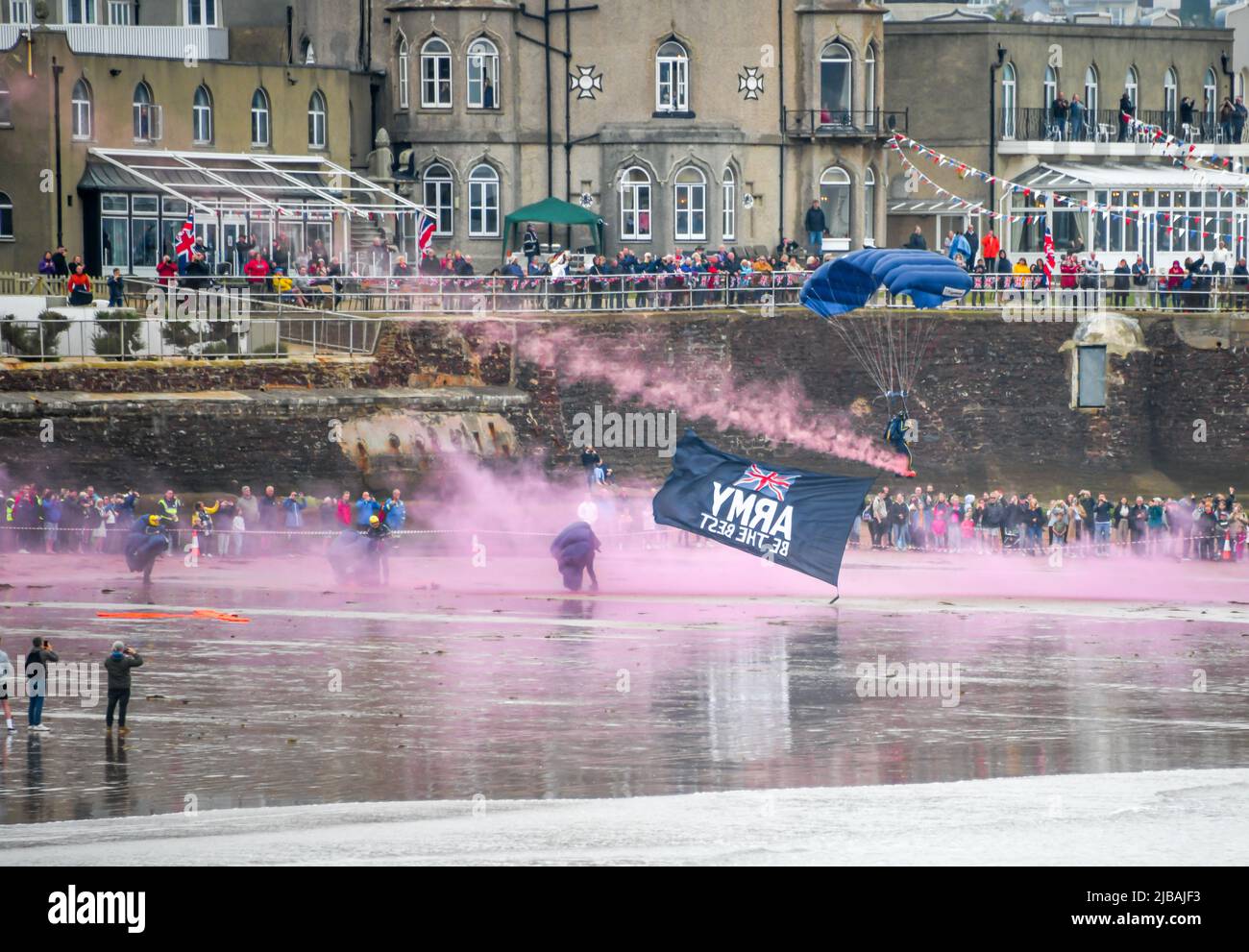 Paignton, Großbritannien. Samstag, 4. Juni 2022. Die English Riviera Air Show zieht Tausende von Zuschauern an, nachdem sie seit 2019 aufgrund von Covid-19 abgesetzt wurde. Kredit: Thomas Faull/Alamy Live Nachrichten Stockfoto