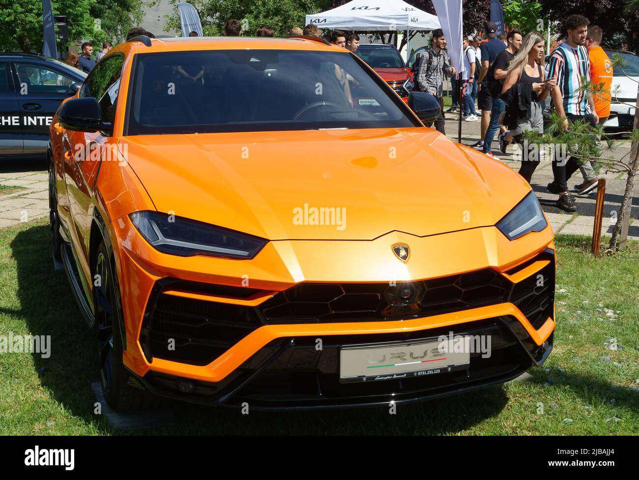 Bukarest, Rumänien - 20. Mai 2020: Ein orangefarbener Lamborghini Urus. Dieses Bild ist nur für redaktionelle Zwecke bestimmt. Stockfoto