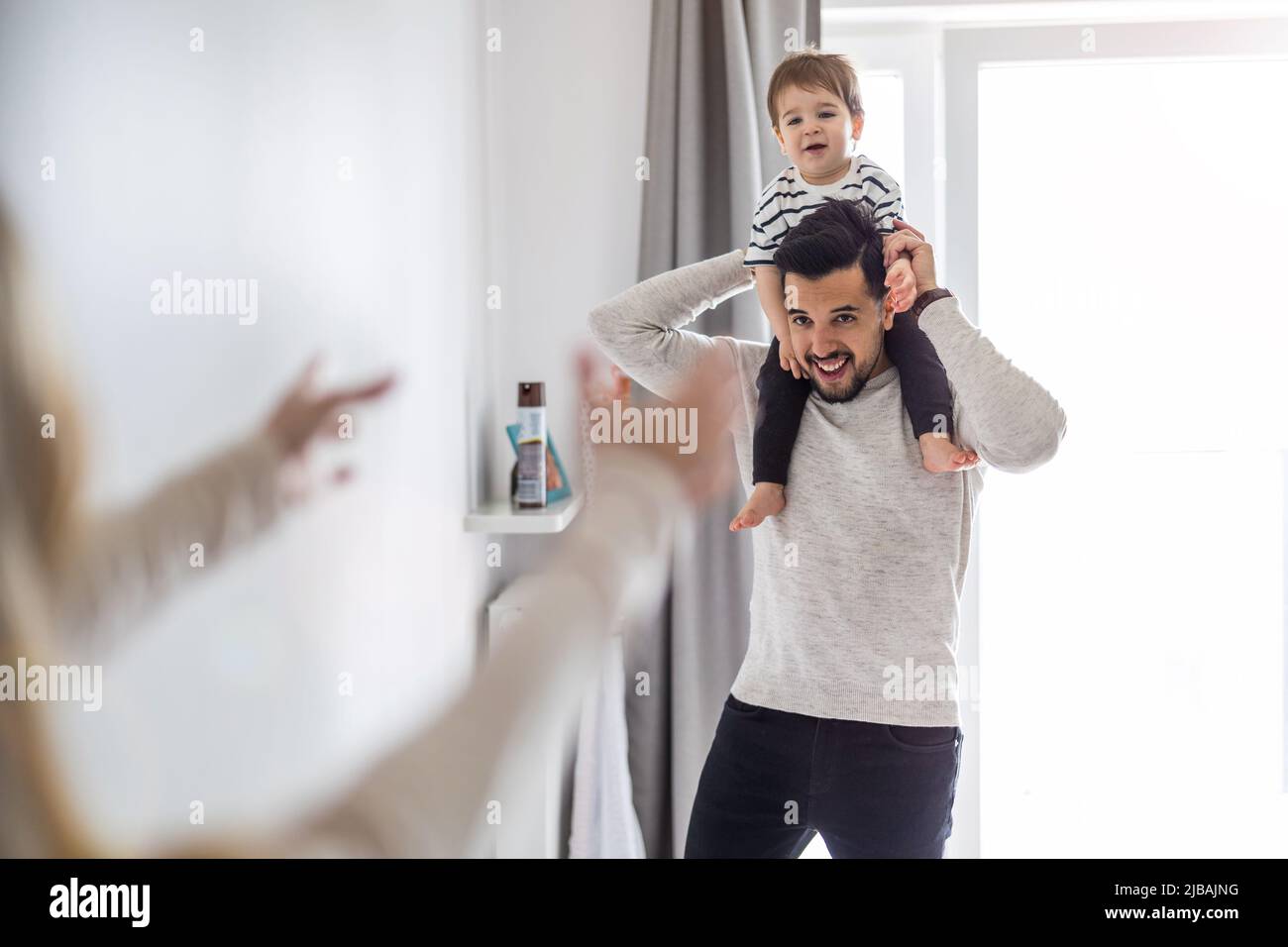 Papa kümmert sich zu Hause um seinen kleinen Sohn Stockfoto