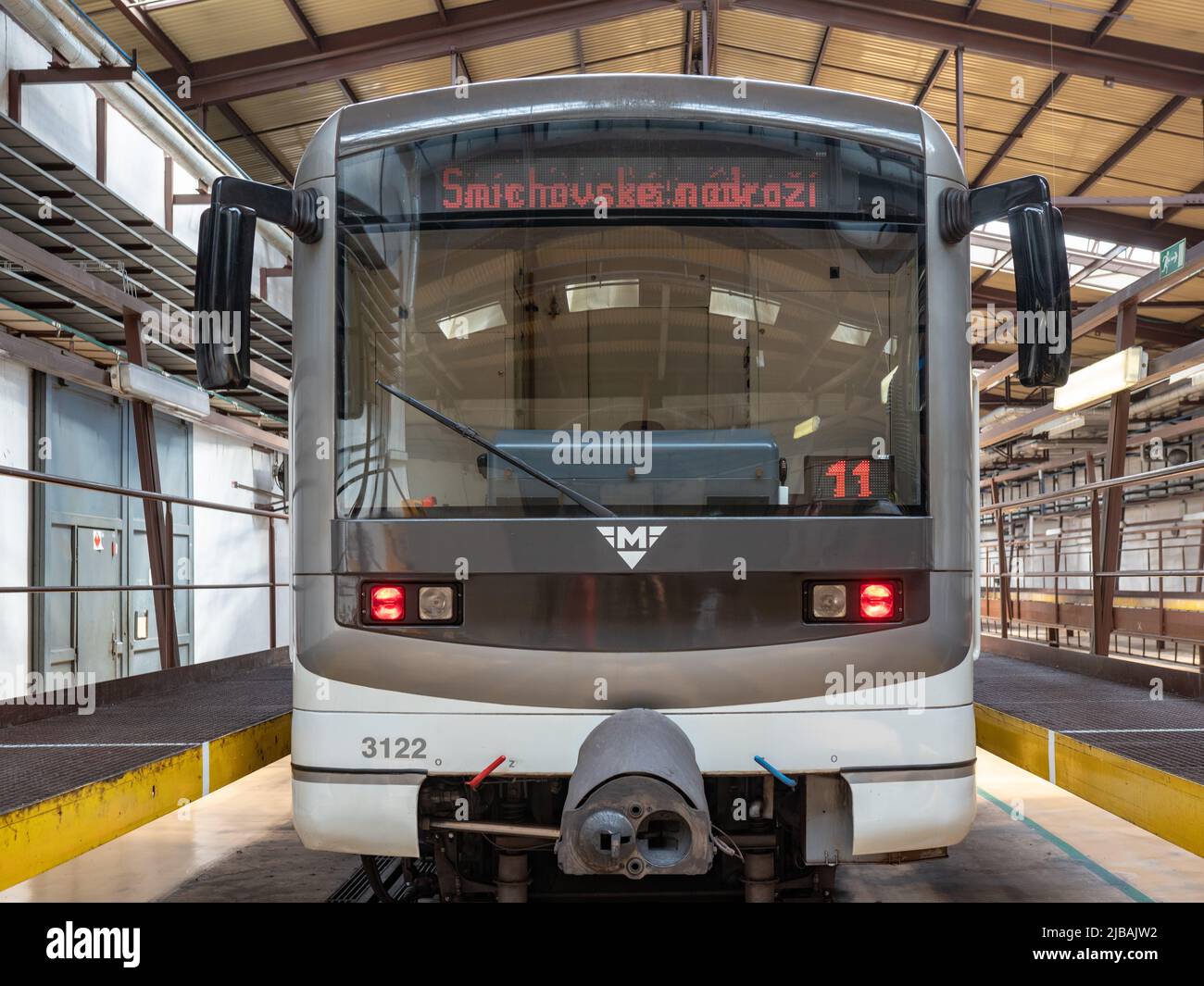 Vorderseite der Prager UBahn (Metro) Einheit 8171M, ein Skoda
