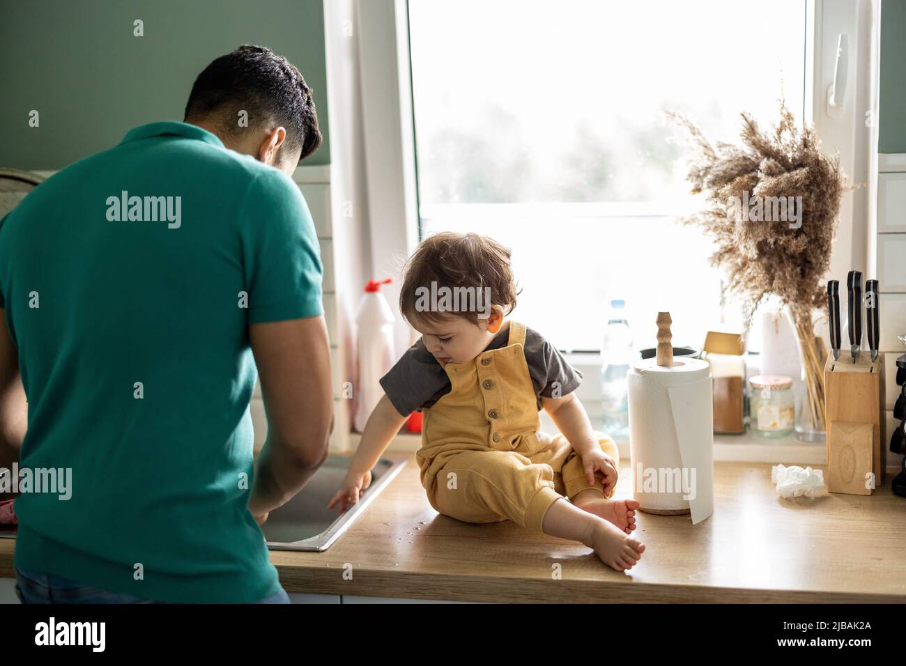 Vater mit seinem kleinen Kind in der heimischen Küche Stockfoto