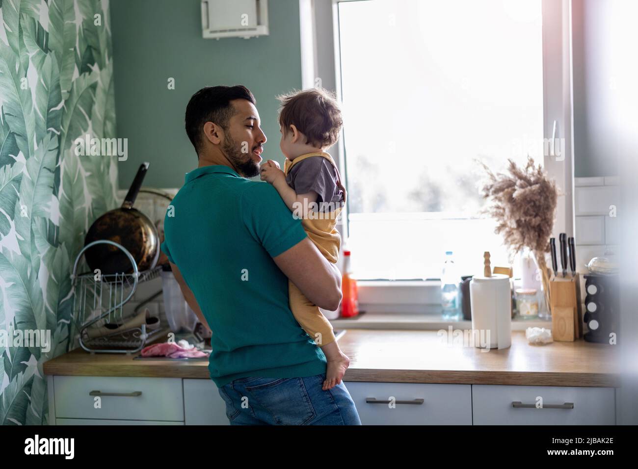 Vater mit seinem kleinen Kind in der heimischen Küche Stockfoto