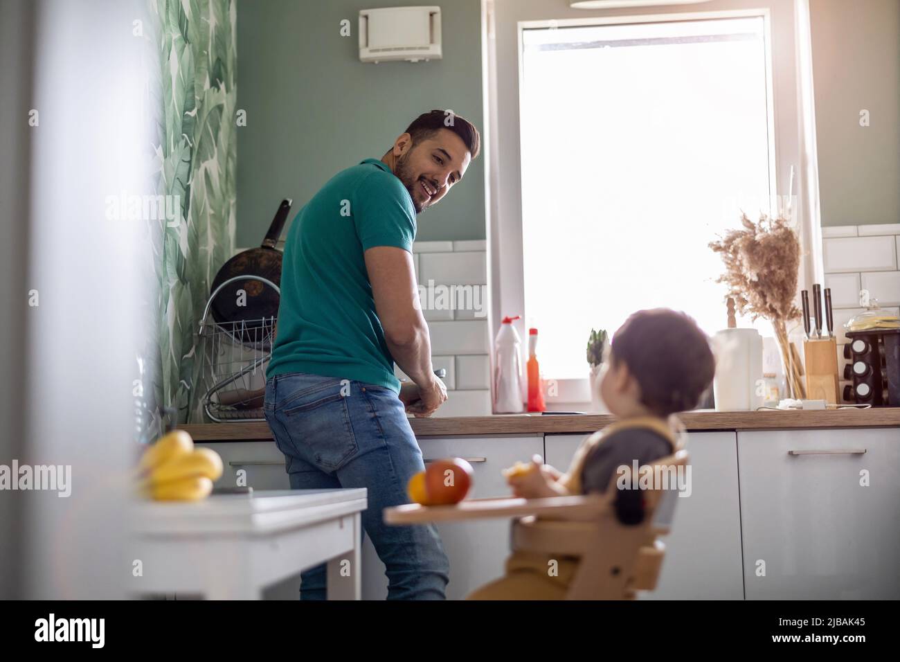 Vater mit seinem kleinen Kind in der heimischen Küche Stockfoto