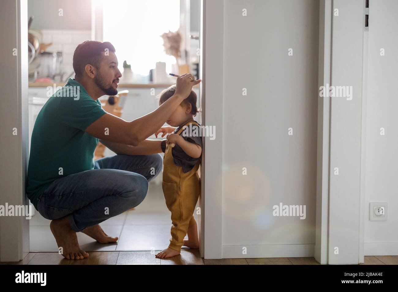 Vater mit seinem kleinen Kind in der heimischen Küche Stockfoto