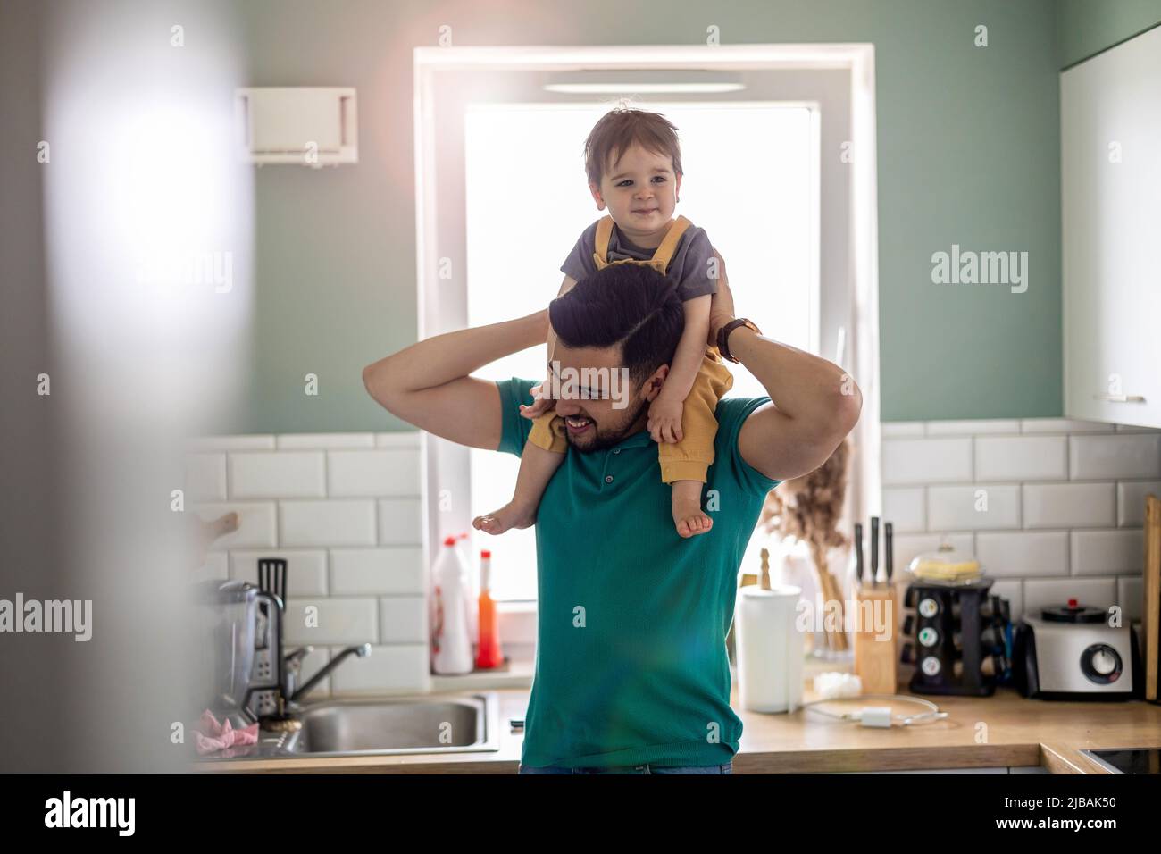 Vater mit seinem kleinen Kind in der heimischen Küche Stockfoto