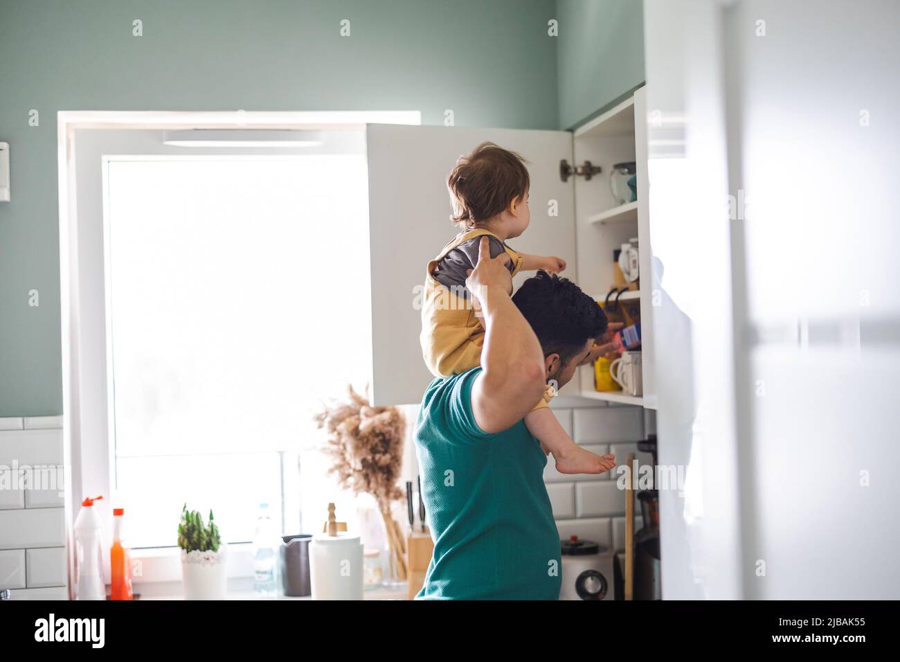 Vater mit seinem kleinen Kind in der heimischen Küche Stockfoto