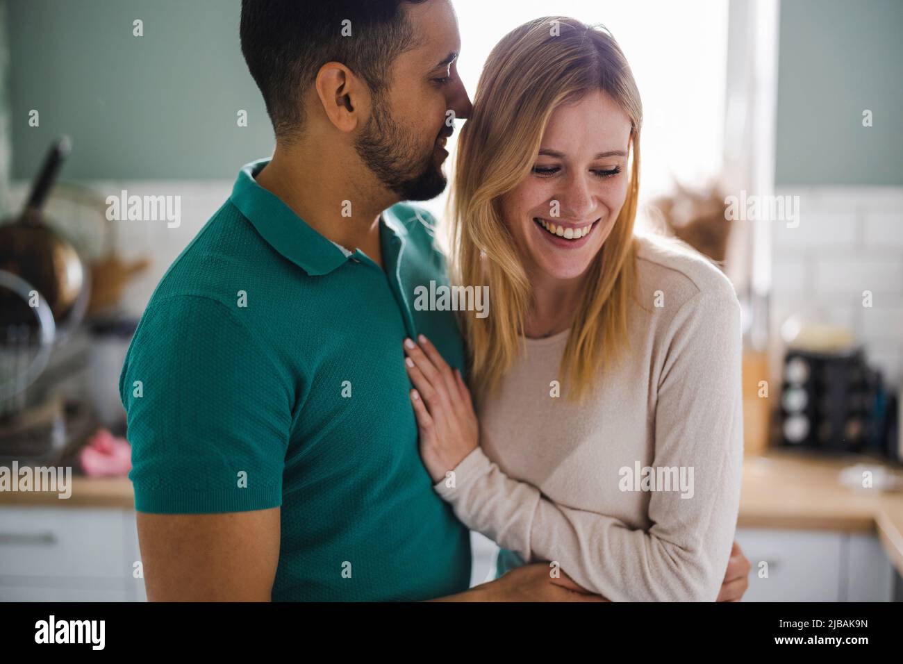 Junges Paar in der Liebe umarmt zu Hause Stockfoto