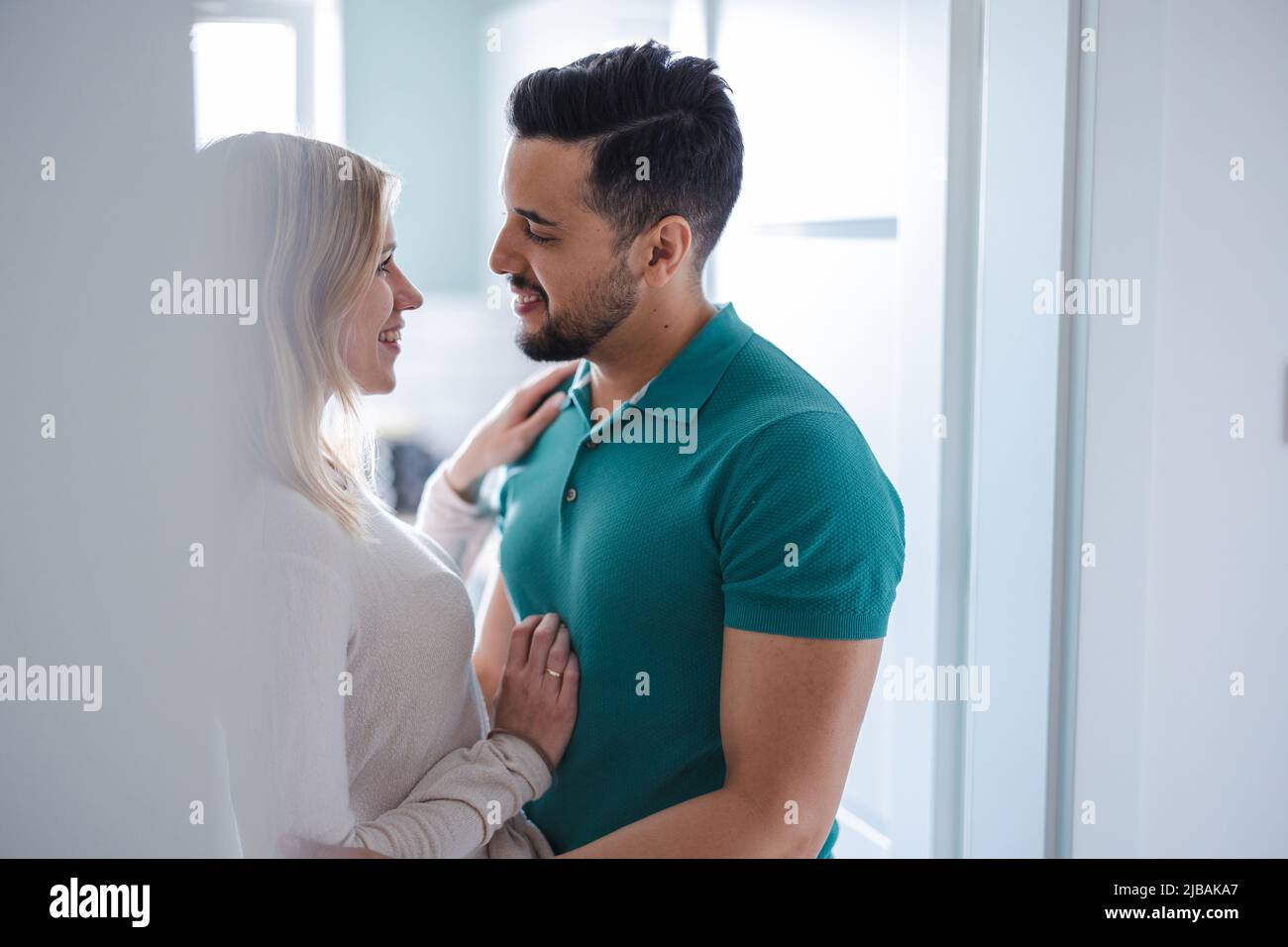Junges Paar in der Liebe umarmt zu Hause Stockfoto
