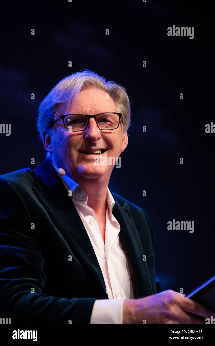 Hay-on-Wye, Wales, Großbritannien. 4.. Juni 2022. John Altman spricht mit Adrian Dunbar beim Hay Festival 2022, Wales. Quelle: Sam Hardwick/Alamy. Stockfoto