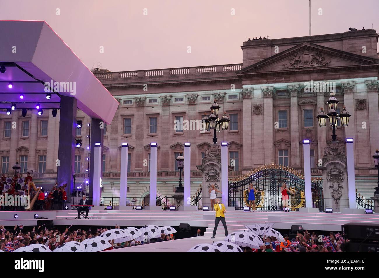 Rod Stewart tritt auf der Bühne während der Platinum Party im Palace auf, die vor dem Buckingham Palace, London, am dritten Tag der Platinum Jubilee Feiern für Queen Elizabeth II. Stattfindet Bilddatum: Samstag, 4. Juni 2022. Stockfoto