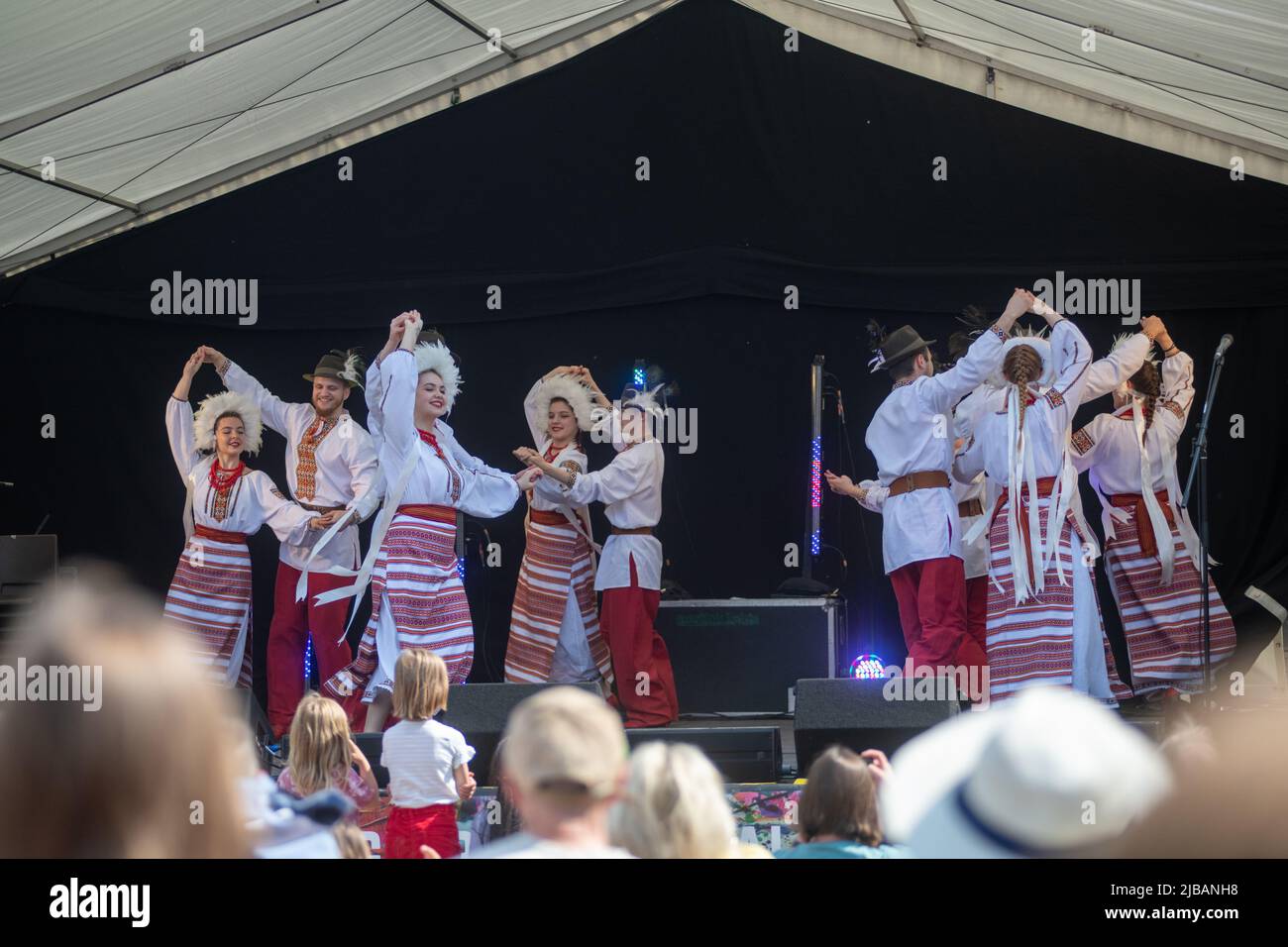 Prolisok Ukrainische Tanzgruppe treten auf der Global Festival Bühne beim Water Fest 2022 in Reading, Abbey Gardens, auf Stockfoto