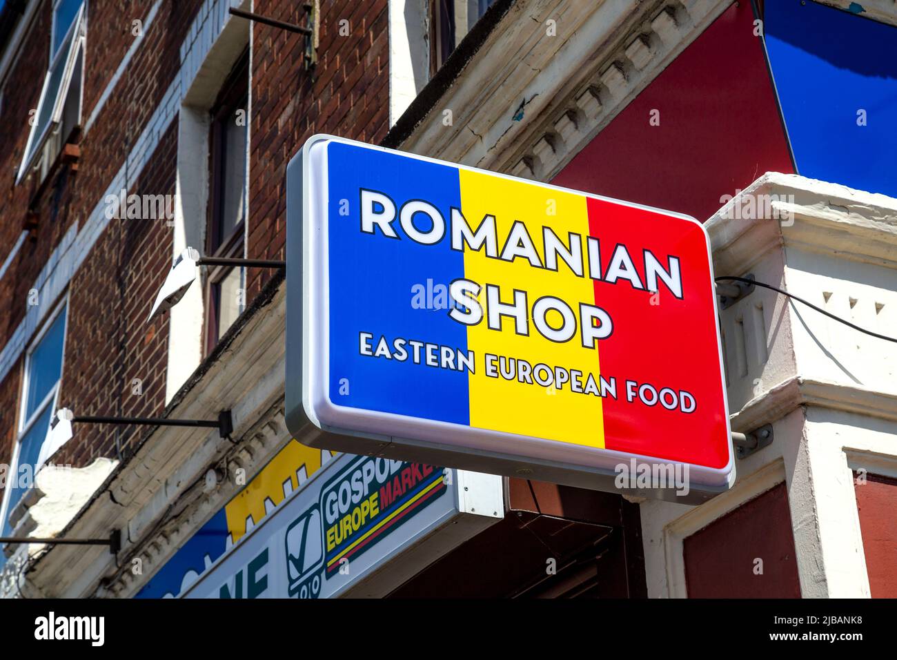Melden Sie sich für ein rumänisches Geschäft in Forest Gate, Newham, London, Großbritannien an Stockfoto