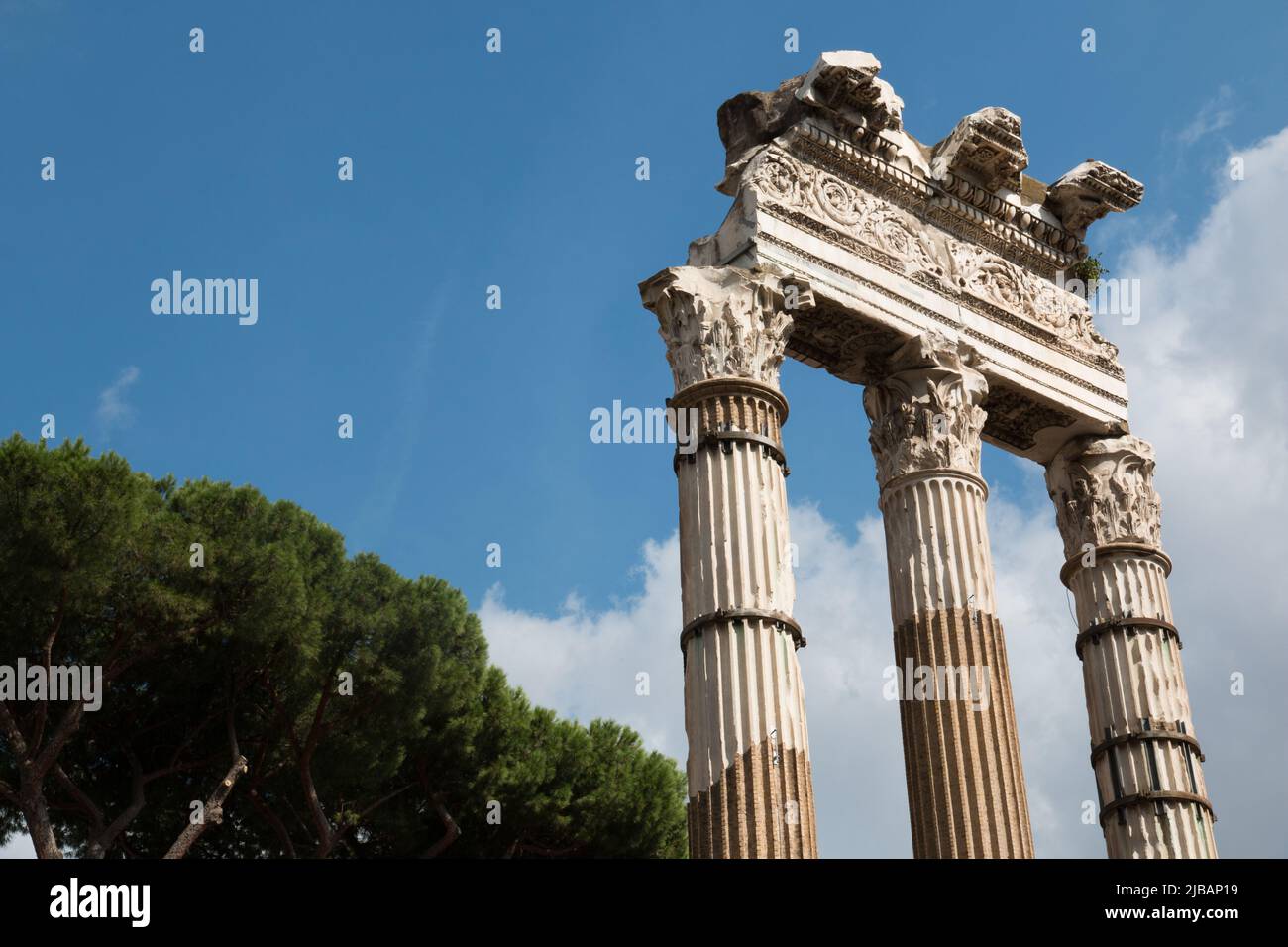 Rom, Italien - 29. SEPTEMBER 2019: Die Überreste von schönen Säulen aus dem alten Rom im Forum Romanum, Rom, Italien. Stockfoto