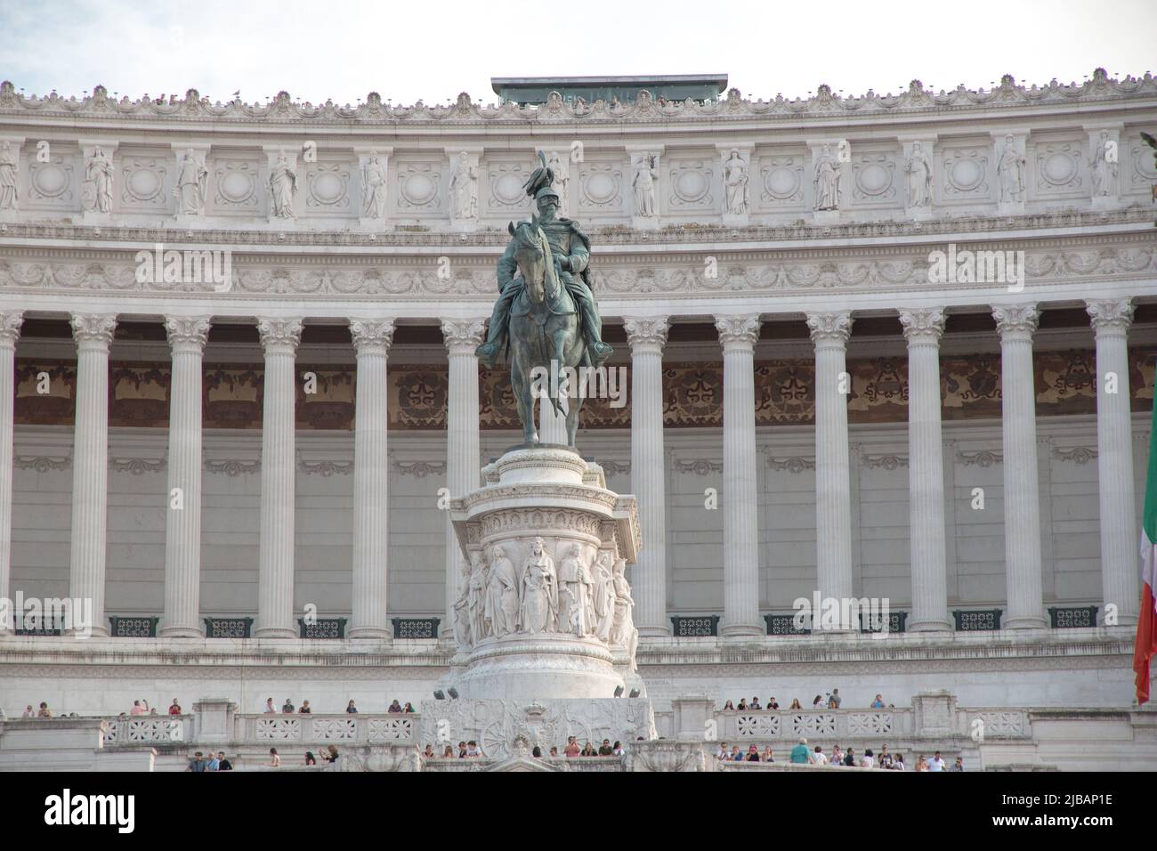 Rom, Italien - 29. SEPTEMBER 2019: Statue des Nationaldenkmals Viktor Emmanuel II. In Rom, Italien, mit den Säulen im Hintergrund. Stockfoto