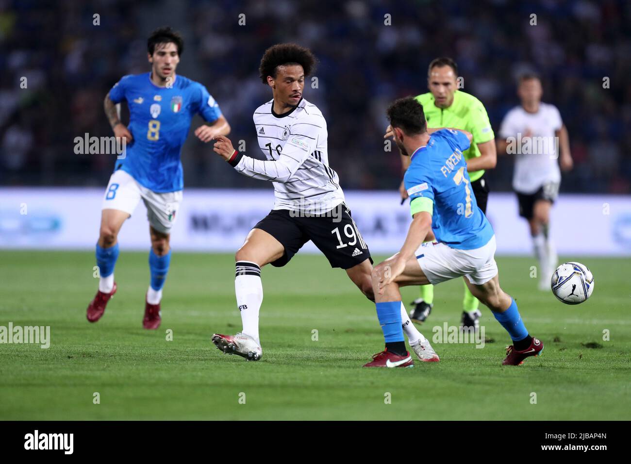 Bologna, Italien. 04.. Juni 2022. Alessandro Florenzi aus Italien und Leroy Sane aus Deutschland kämpfen während des UEFA Nations League Group C-Spiels zwischen Italien und Deutschland im Stadio Dall'Ara am 4. Juni 2022 in Bologna, Italien, um den Ball. Quelle: Marco Canoniero/Alamy Live News Stockfoto