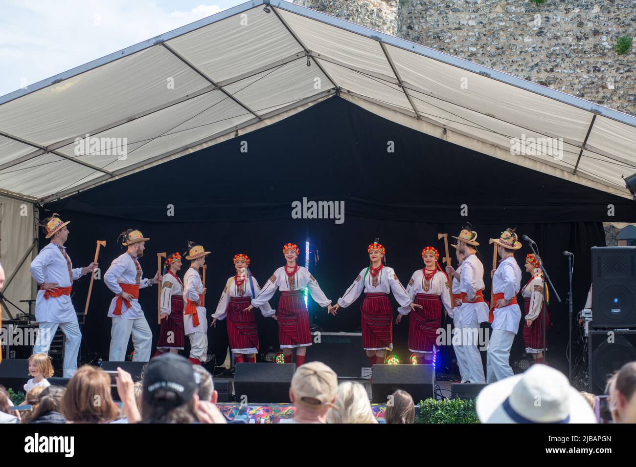 Prolisok Ukrainische Tanzgruppe treten auf der Global Festival Bühne beim Water Fest 2022 in Reading, Abbey Gardens, auf Stockfoto