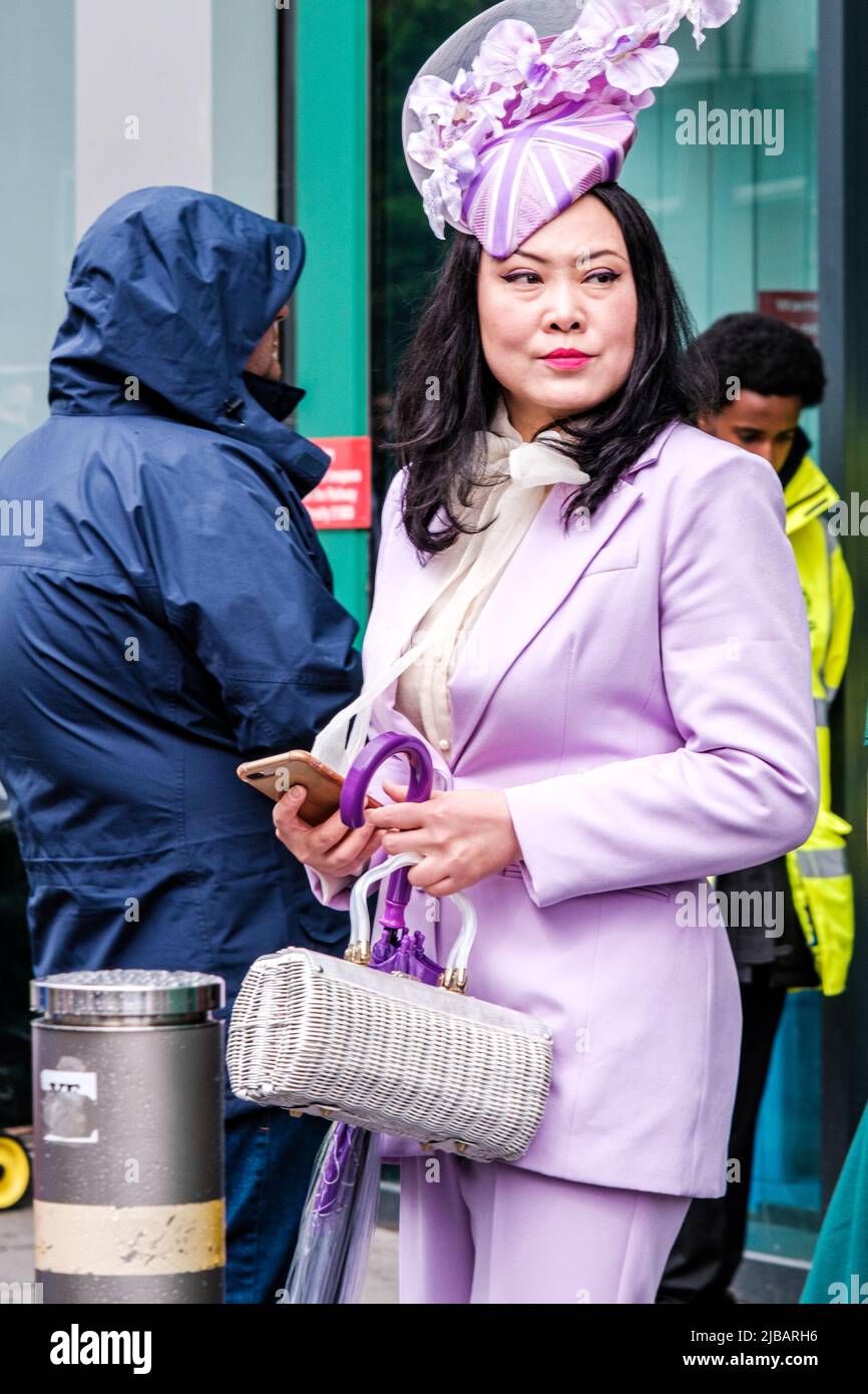 Epsom Surrey, London, Großbritannien, Juni 04 2022, attraktive asiatische Frau in Lilac-Jacke und Kopfbedeckung Fascinator Stockfoto