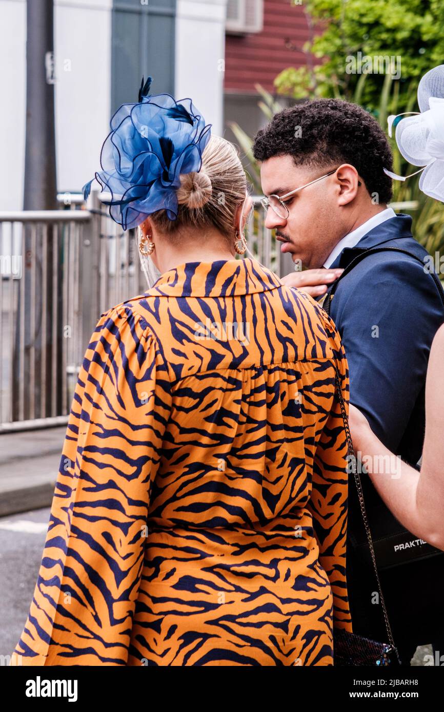 Epsom Surrey, London, Großbritannien, Juni 04 2022, Frau mit leuchtendem Kleid mit Tiger-Druck und blauer Kopfbedeckung als Faszinator Stockfoto
