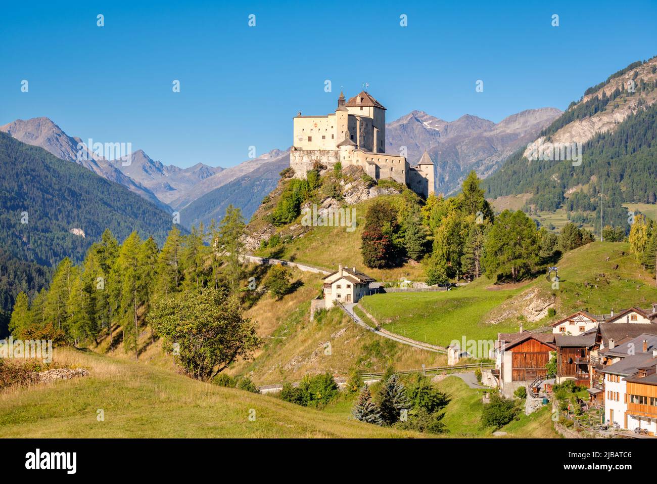 Berge rund um das majestätische Schloss Tarasp (Grisons, Schweiz). Es liegt im Lower Engadine Valley am Inn River in der Nähe von Scuol. Stockfoto