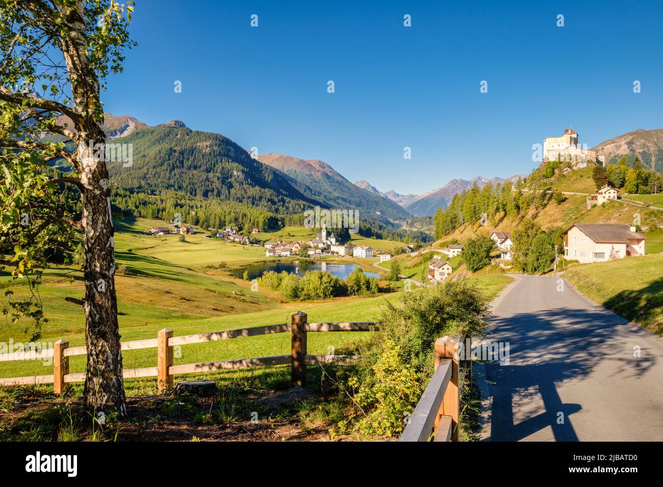 Berge rund um das Dorf und die Burg Tarasp (Grisons, Schweiz). Es liegt im Lower Engadine Valley am Inn River in der Nähe von Scuol Stockfoto