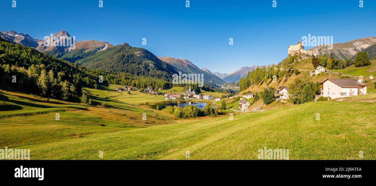 Berge rund um das Dorf und die Burg Tarasp (Grisons, Schweiz). Es liegt im Lower Engadine Valley am Inn River in der Nähe von Scuol Stockfoto