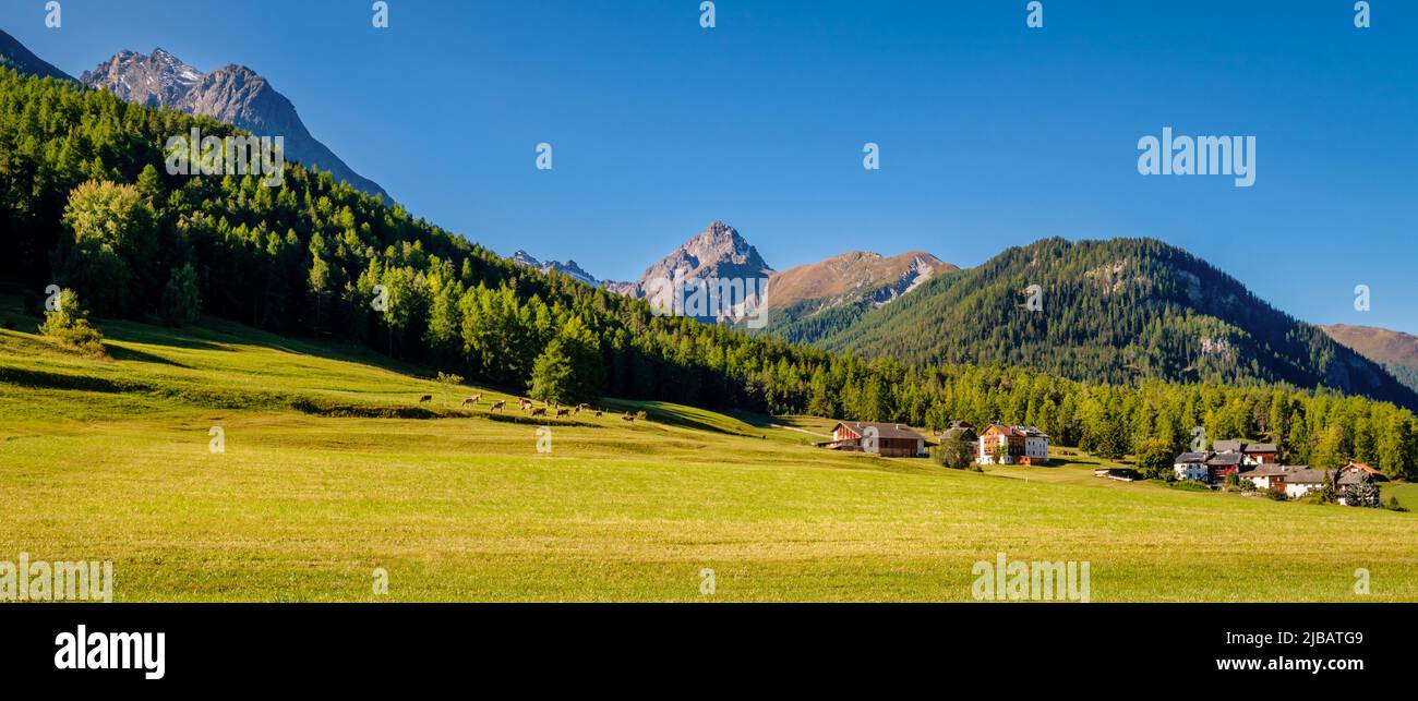 Die Sonne geht auf den Bergen rund um den Dorf Tarasp (Grisons, Schweiz) auf. Es liegt im unteren Engadine-Tal am Inn River. Stockfoto