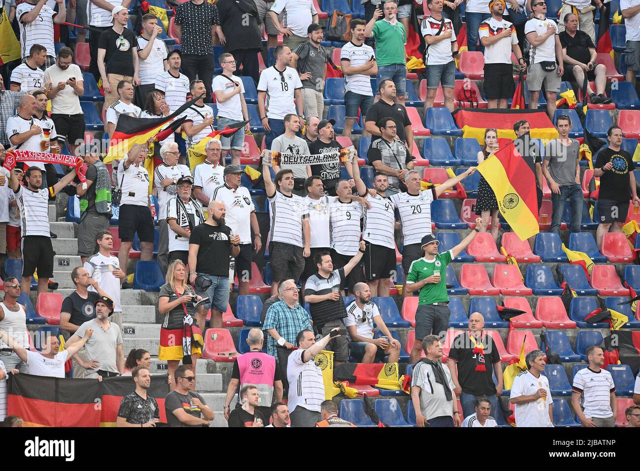 4.. Juni 2022; Renato Dall&#X2019;Ara Stadium, Bologna, Italia; Spiel der UEFA Nations League; Italien gegen Deutschland; deutsche Unterstützer Stockfoto