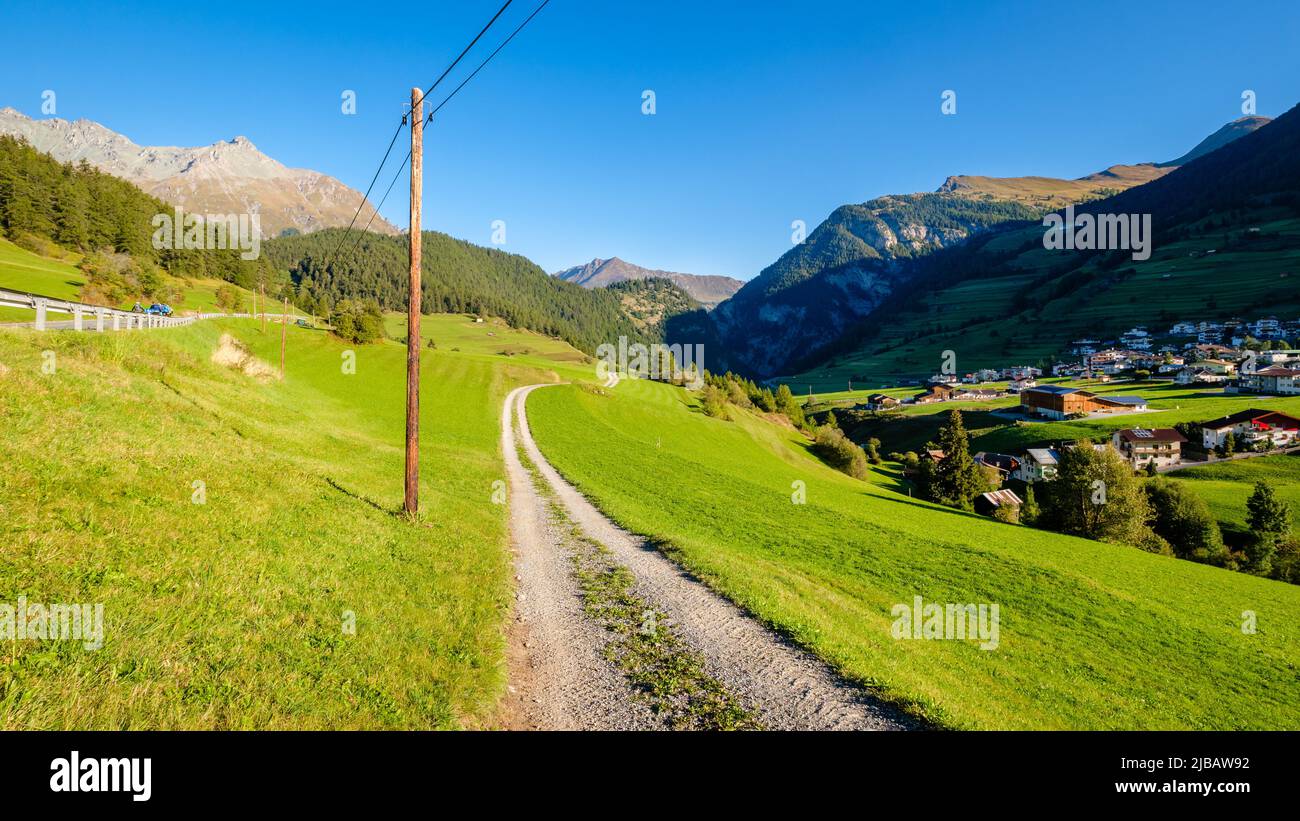 Nauders (Tirol, Österreich) befindet sich am Ende des Finstermunzpasses in einem Hochtal der Ötztaler. Die Schweizer und die italienische Grenze sind in der Nähe Stockfoto