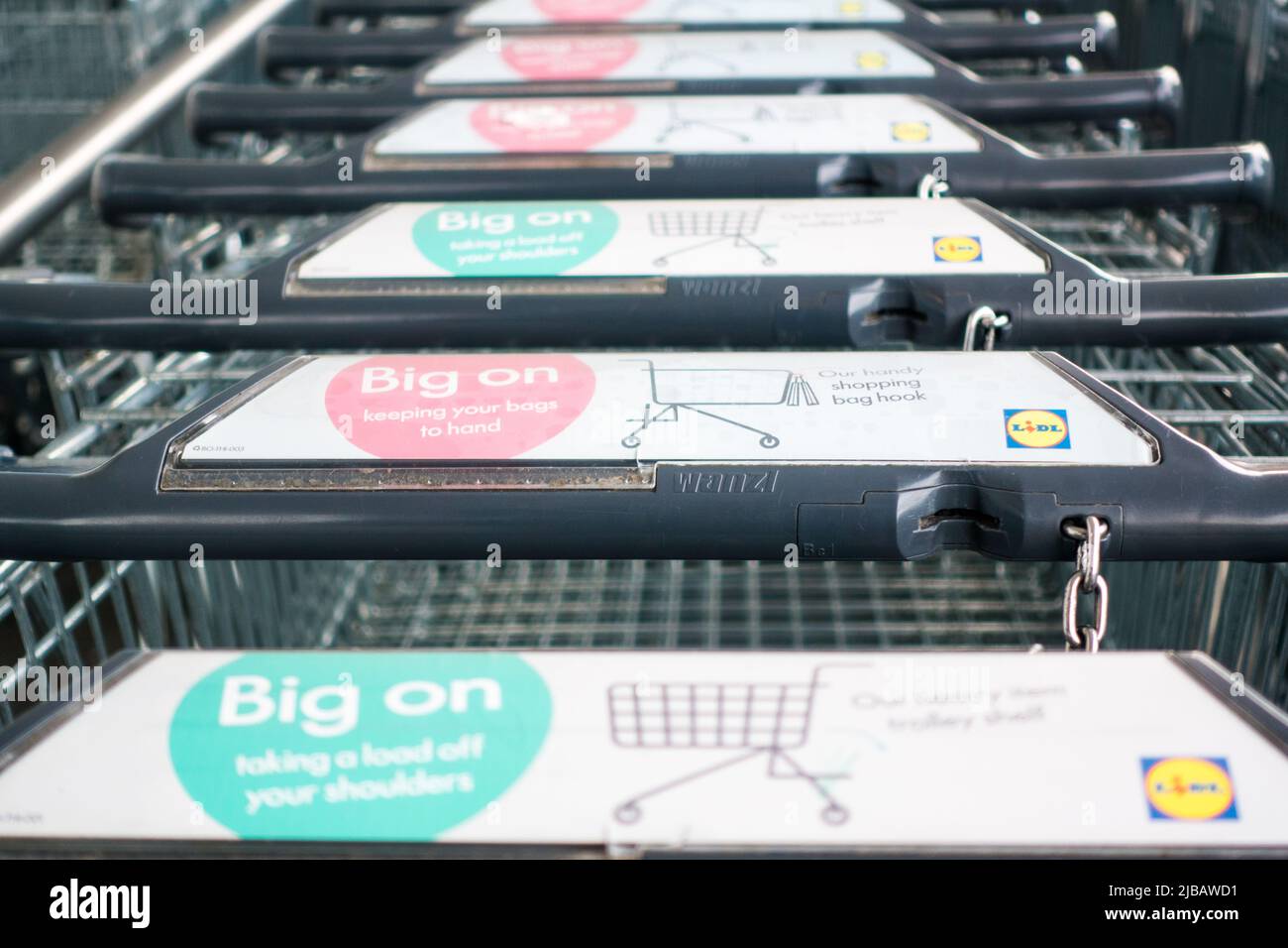 Shopping Trolleys vor einem LIDL-Laden in der walisischen Stadt Carmarthen Stockfoto