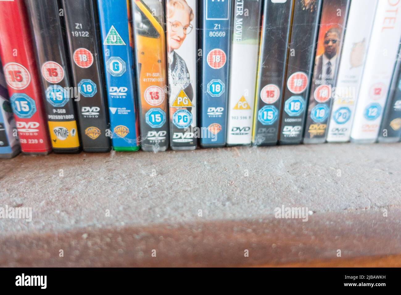 DVD-Boxen im Schrank, die veraltet und staubig sind Stockfoto