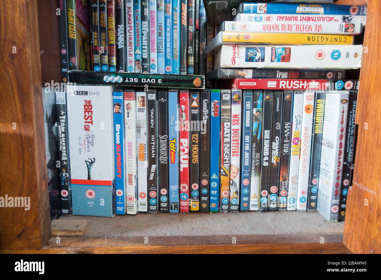 DVD-Boxen im Schrank, die veraltet und staubig sind Stockfoto