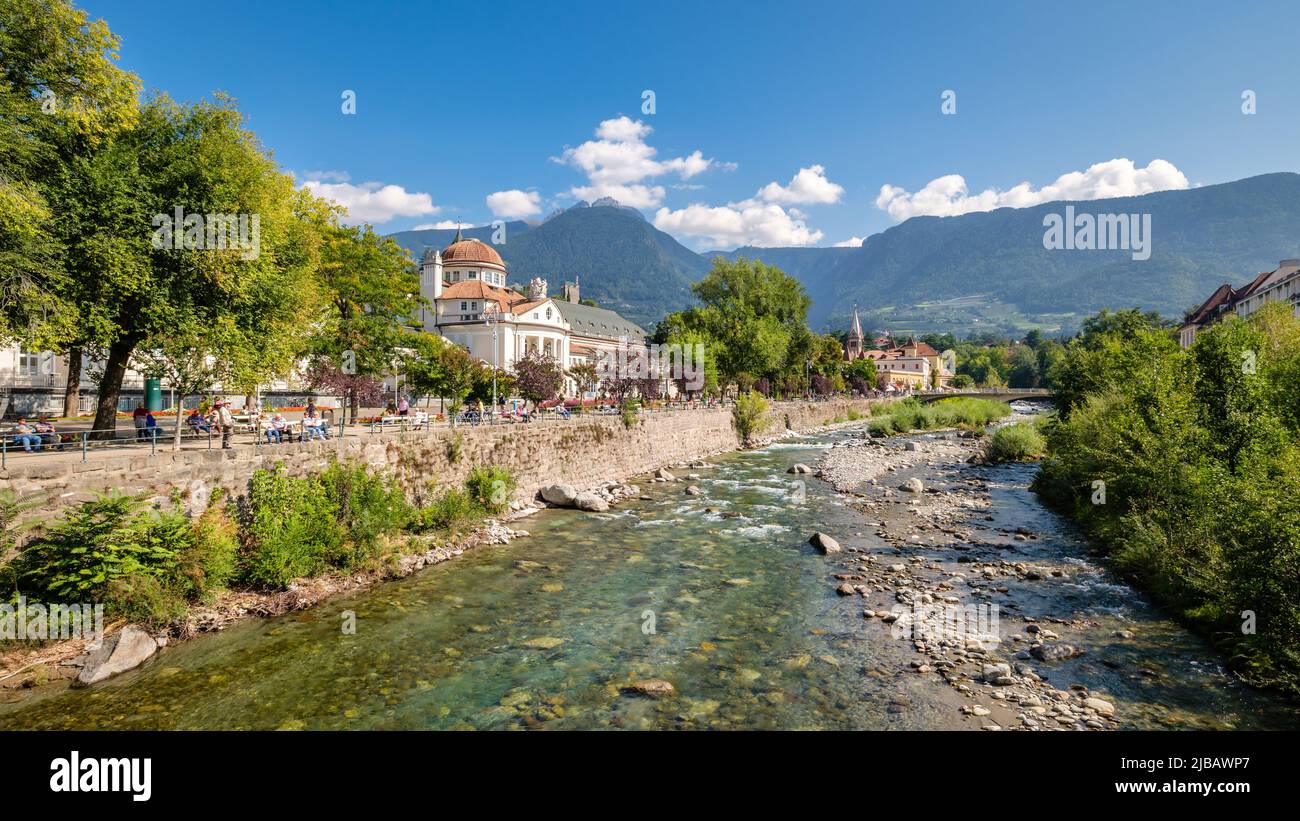 Merano, Italien - 27. September 2021: Merano (oder Meran) ist eine Stadt, die von Bergen in der Nähe des Passeier-Tals und Val Venosta (Südtirol, Italien) umgeben ist Stockfoto