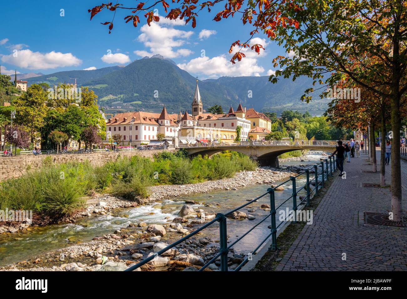 Merano, Italien - 27. September 2021: Merano (oder Meran) ist eine Stadt, die von Bergen in der Nähe des Passeier-Tals und Val Venosta (Südtirol, Italien) umgeben ist Stockfoto