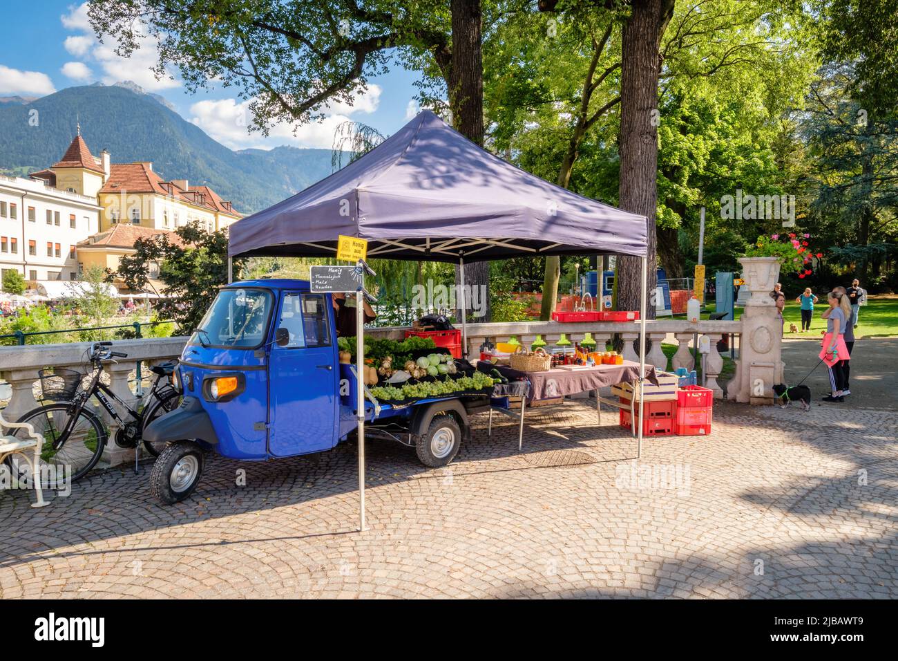 Merano, Italien - 27. September 2021: Am Eingang eines Stadtparks in der Stadt Merano (Südtirol) verkauft ein charmanter kleiner Imbissstand Waren. Stockfoto