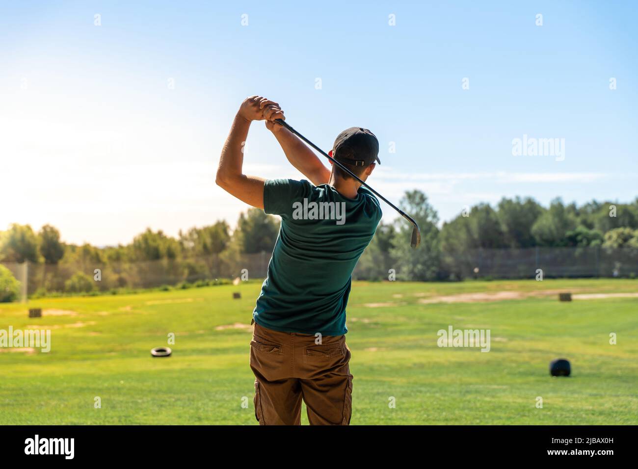 Im Sommer wird auf einem breiten Golfplatz Golf gespielt. Stockfoto