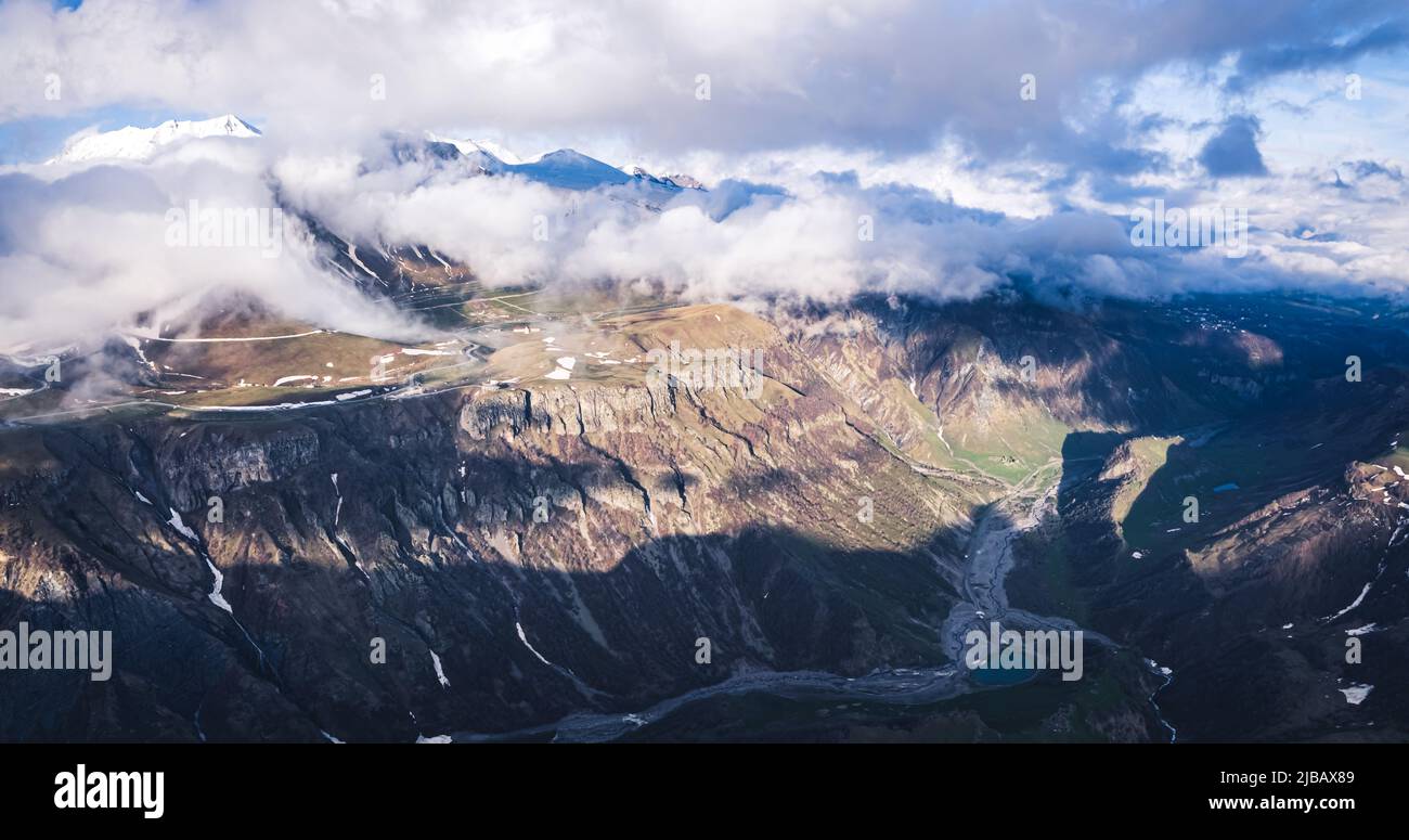 Luftaufnahme der großen Kaukasus-Berge, Kazbegi, Georgien. Hochwertige Fotos Stockfoto