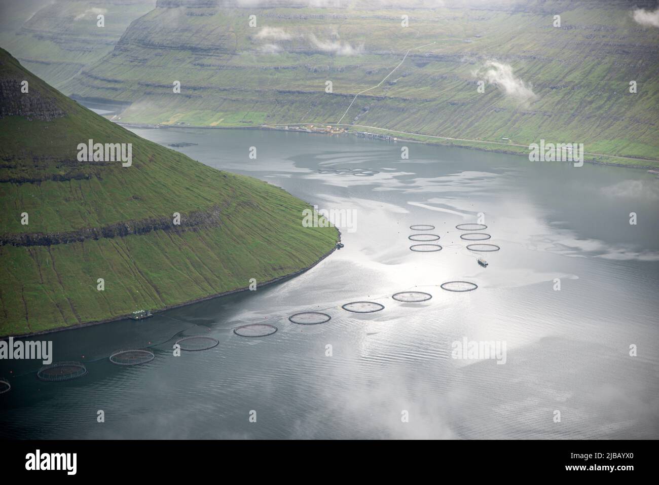 Blick auf die Insel Kalosy vom Aussichtspunkt Klakkur in der Nähe von Klaksvik, Bordoy Island, Färöer Inseln Stockfoto