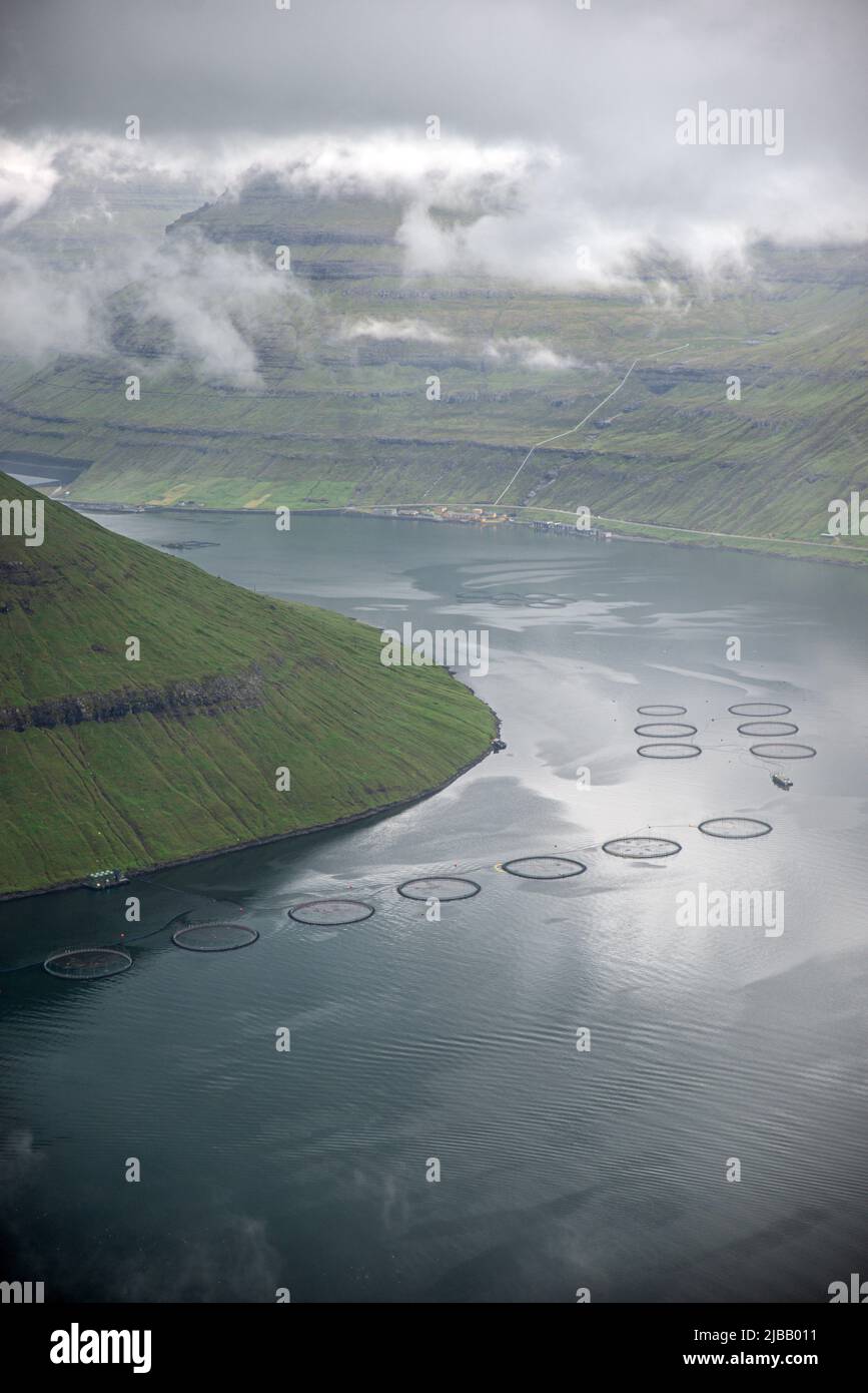 Blick auf die Insel Kalosy vom Aussichtspunkt Klakkur in der Nähe von Klaksvik, Bordoy Island, Färöer Inseln Stockfoto