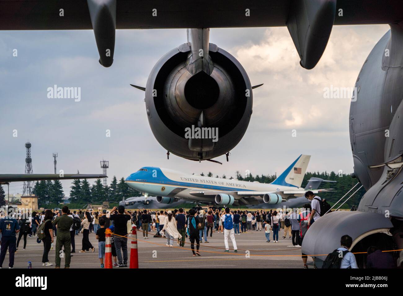 Der Präsident der Vereinigten Staaten, Joseph R. Biden, kam am 22. Mai 2022 an Bord der Air Force One auf dem Yokota Air Base in Japan an. Präsident Biden kam während des Japanisch-Amerikanischen Freundschaftsfestivals 2022 an. (USA Luftwaffe Foto von Airman 1. Klasse Makensie Cooper) Stockfoto